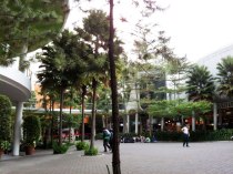 Mall berarsitektur open air di Bandung