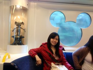 Kereta dari Sunny Bay menuju Disney Land